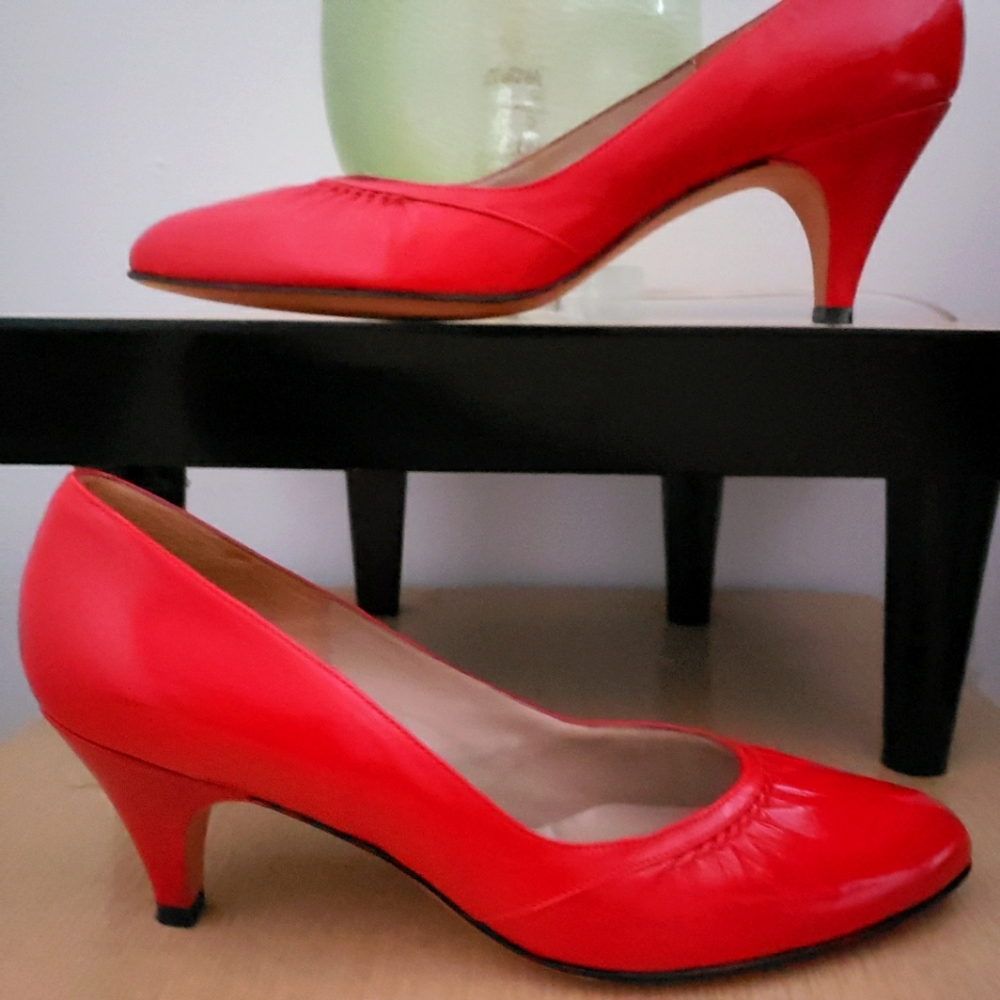 EUC LA BELLE ORIGINALS classic lady in red pumps (9 AAA)